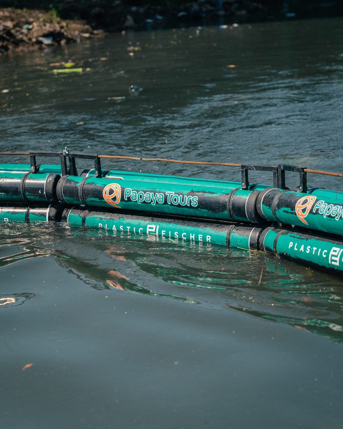 TrashBoom von Plastic Fischer im Fluss in Bandung, Indonesien