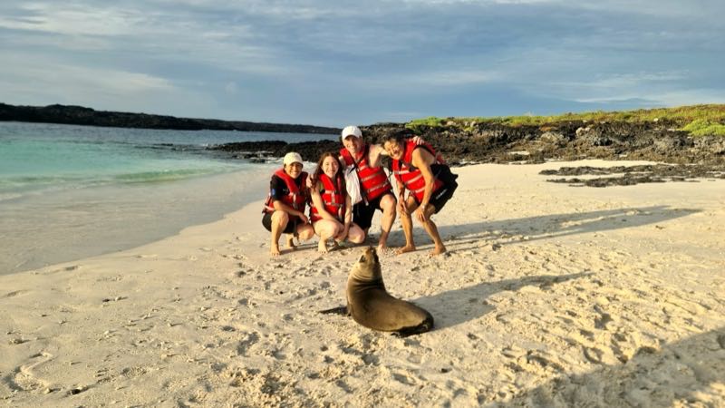 Galápagos Inselhopping – Gruppe am Strand mit Seelöwe